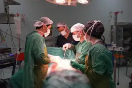 Böbrek ve üst bezlerinde bulunan 2 kilogramı aşkın dev tümör başarıyla çıkarıldı