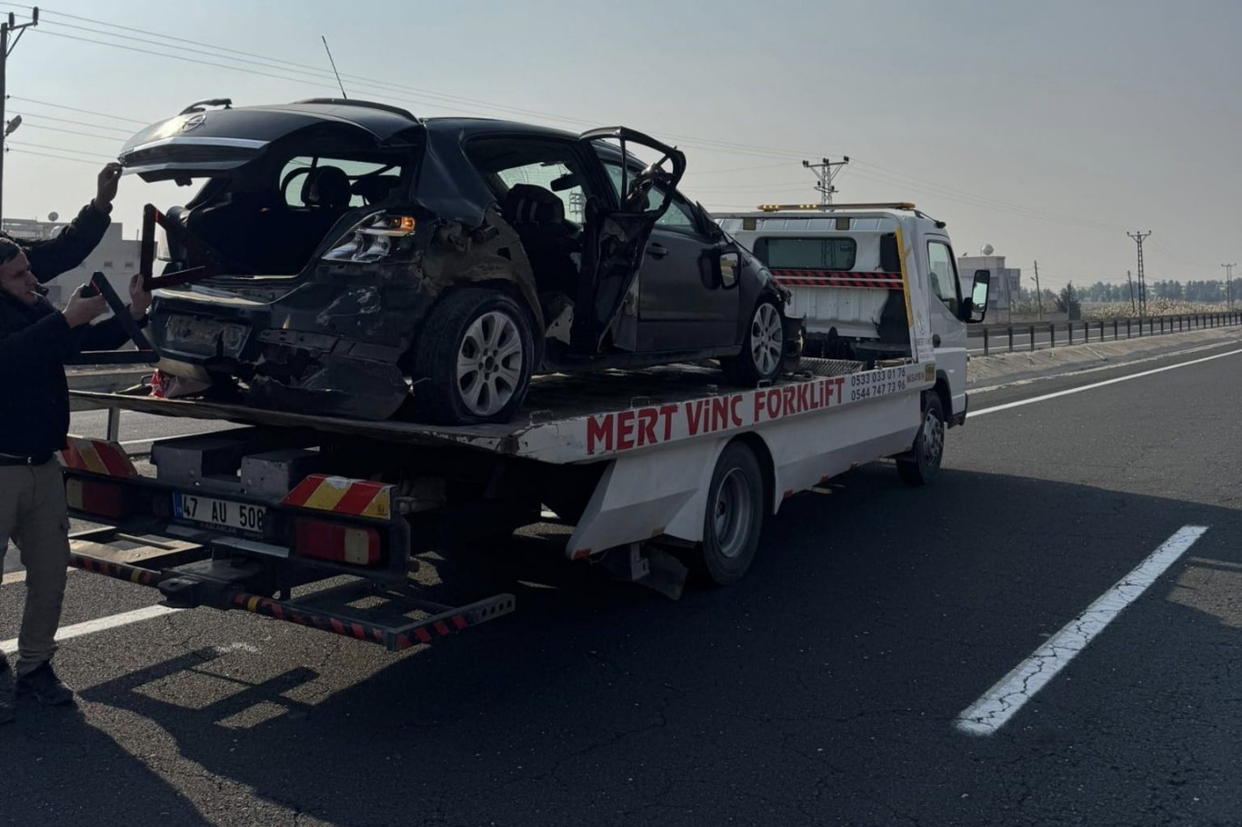 Mardin’de otomobil bariyerlere çarptı: 4 yaralı