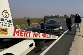 Mardin’de otomobil bariyerlere çarptı: 4 yaralı