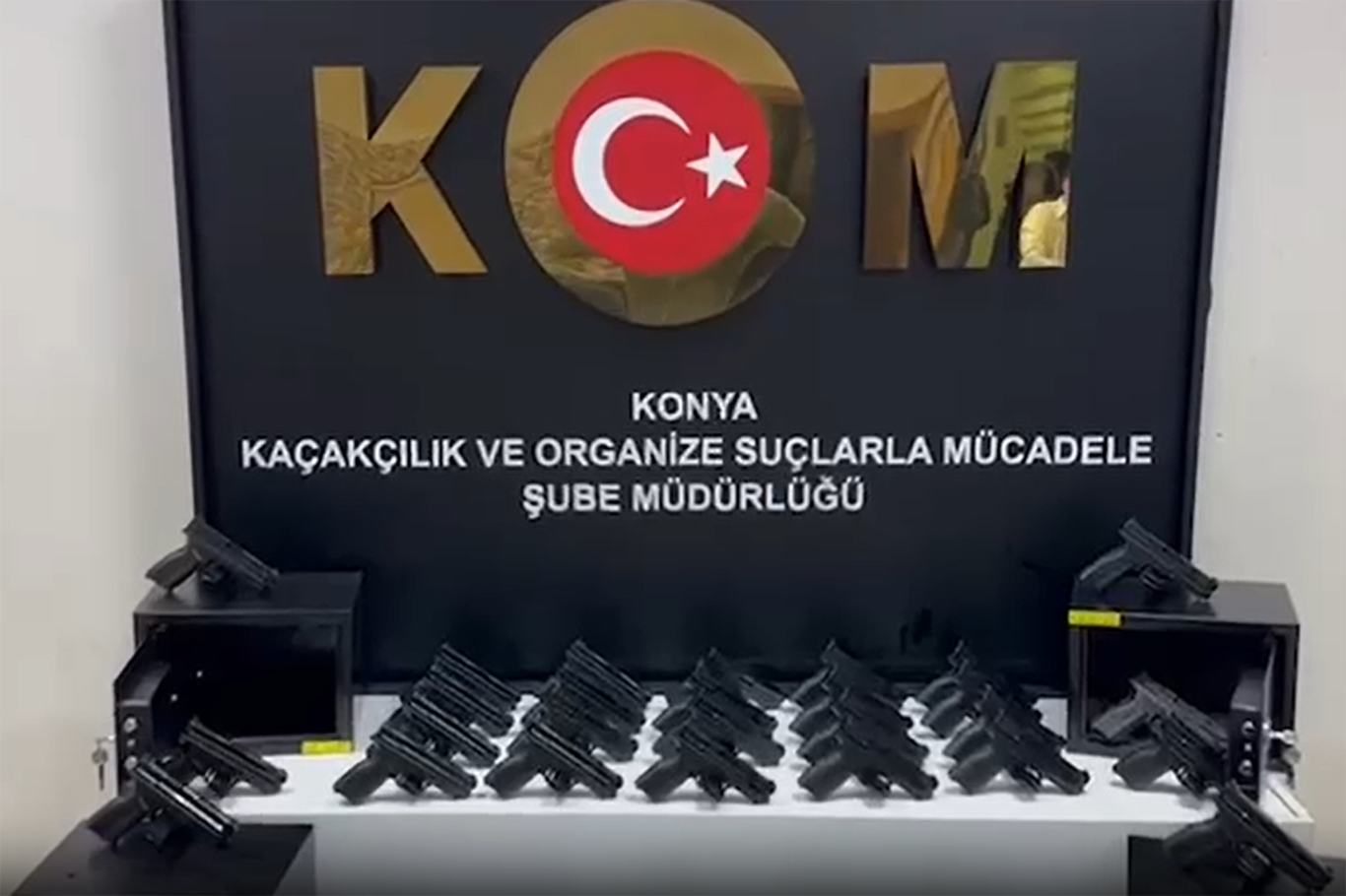 Konya’da kargo kutusundan 100 adet ruhsatsız silah çıktı