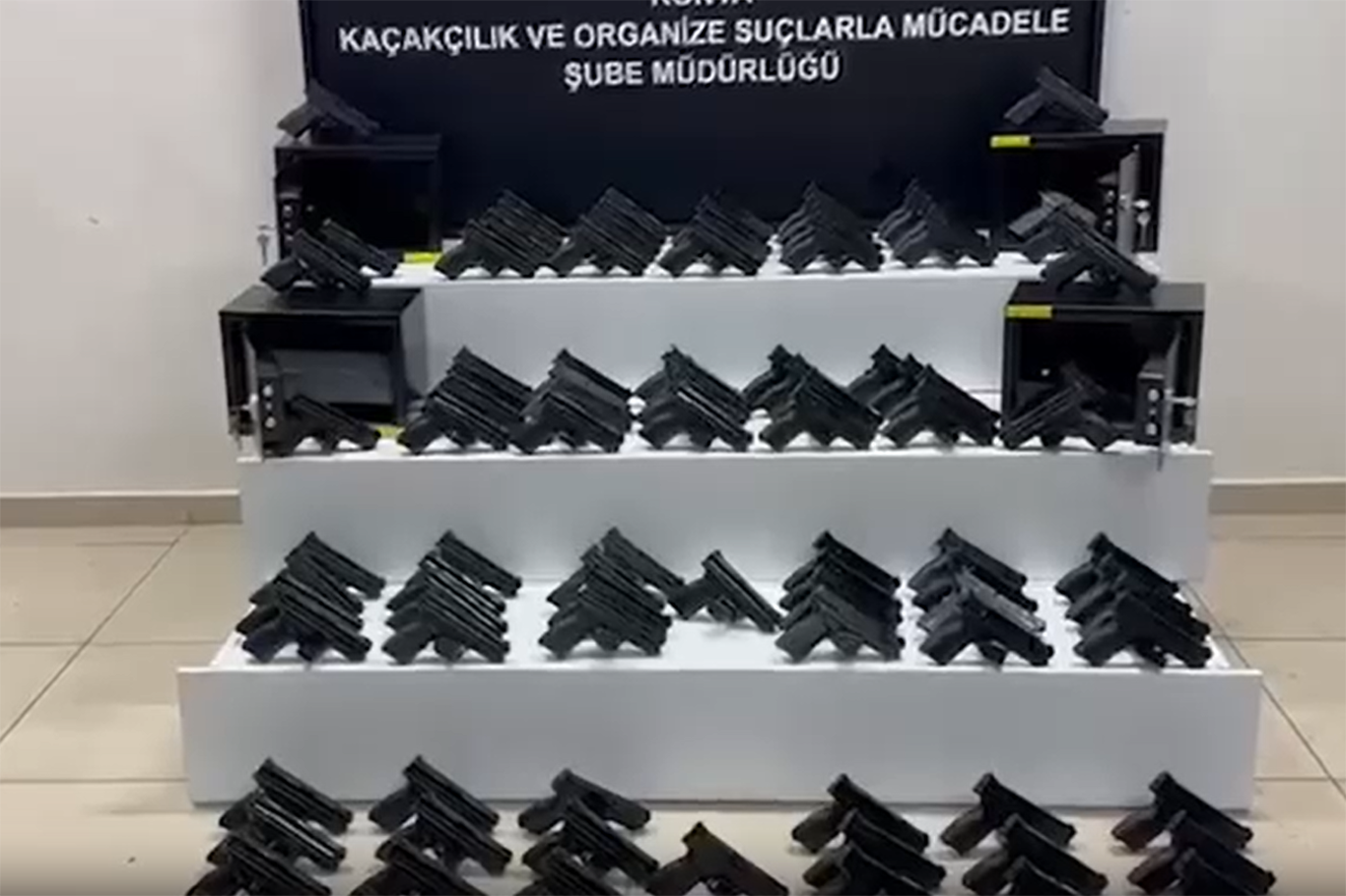 Konya’da kargo kutusundan 100 adet ruhsatsız silah çıktı