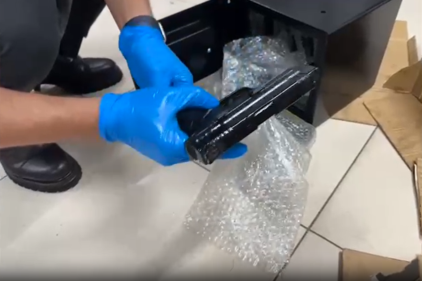 Konya’da kargo kutusundan 100 adet ruhsatsız silah çıktı