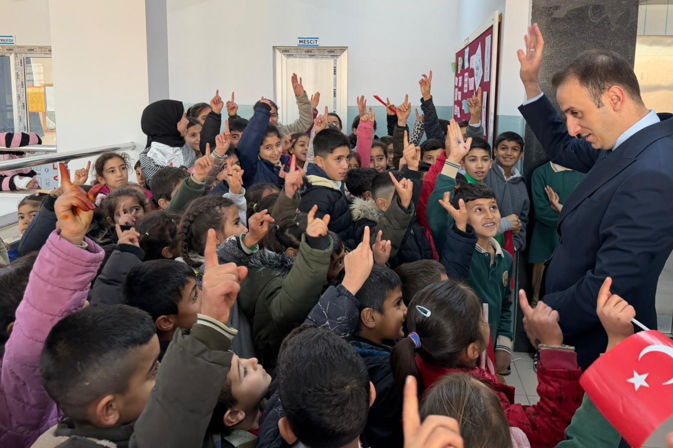 Gönüllüler bir araya geldi Güçlükonak'ta köy okulunda 2 bin kitaplık kütüphane açıldı 