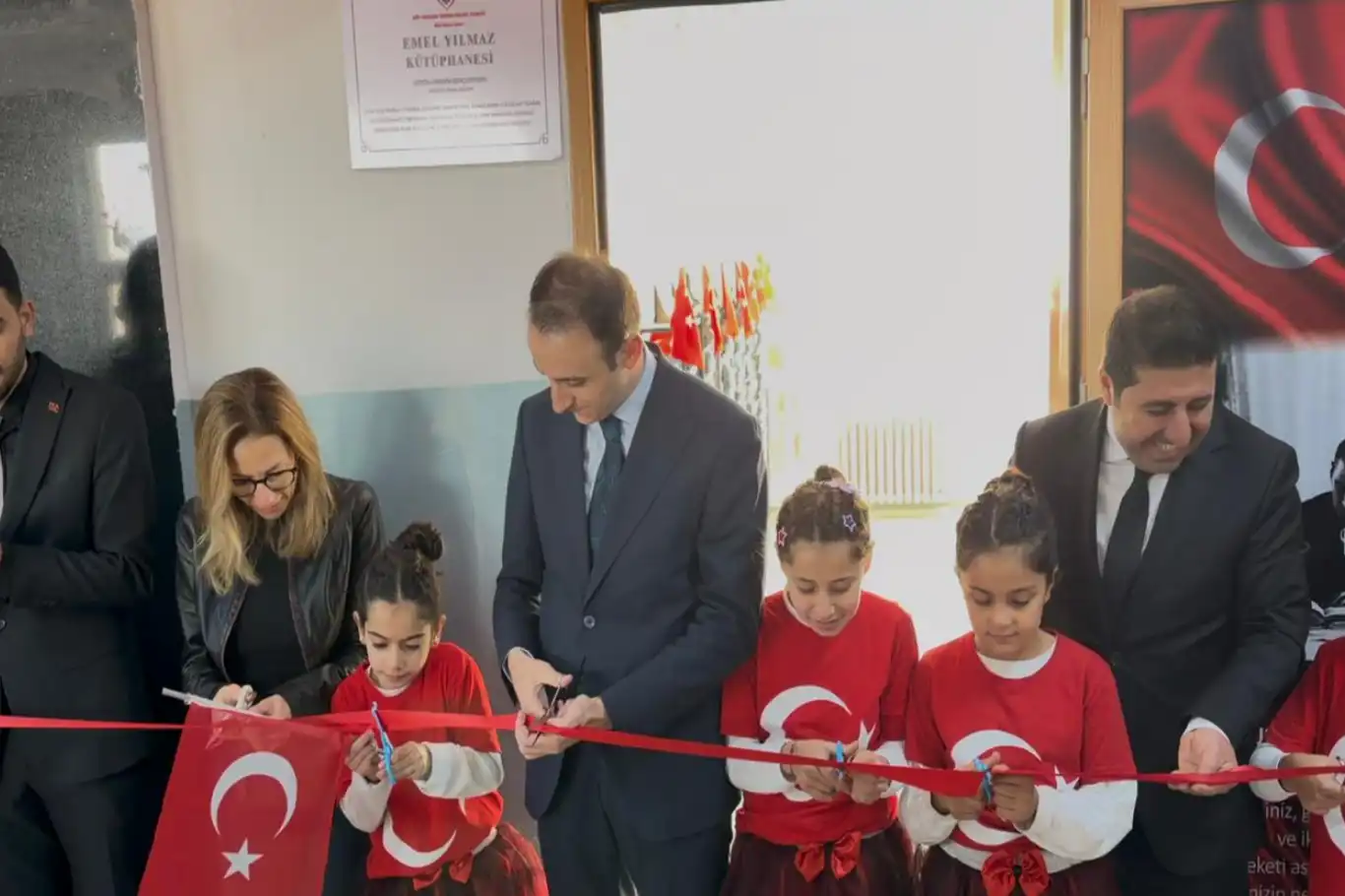 Gönüllüler bir araya geldi Güçlükonak'ta köy okulunda 2 bin kitaplık kütüphane açıldı 