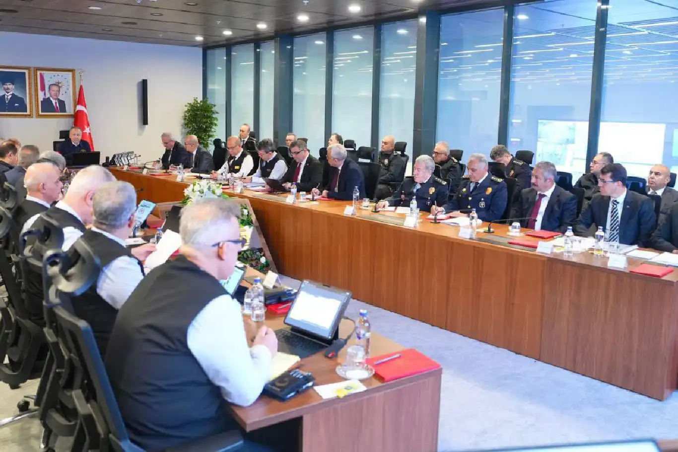 İçişleri Bakanı Yerlikaya’dan yeni yıl tedbirleri toplantısı