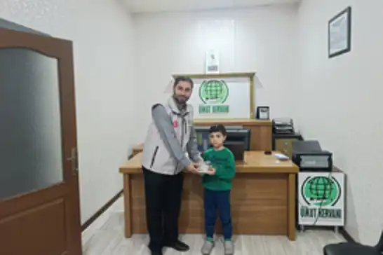 Küçük Muhammed kumbarasındaki parayı Gazze'ye bağışladı