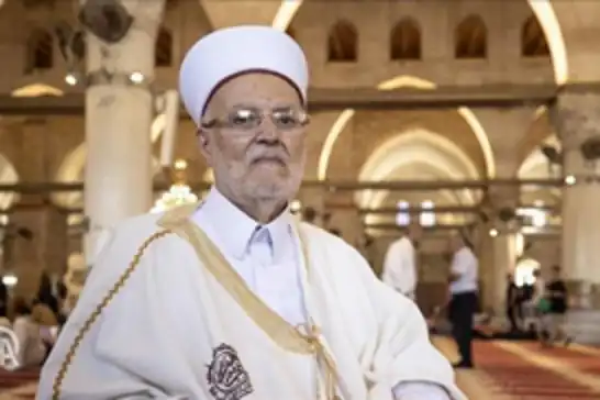 الشيخ عكرمة صبري يحذر من غياب الرادع وتصاعد مخططات هدم الأقصى