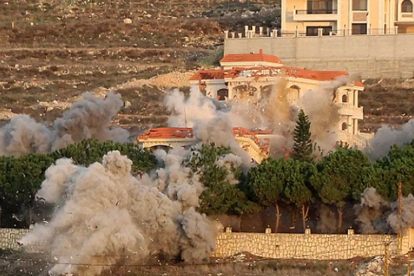 قوات الاحتلال الصهيوني تفجر مبان في ميس الجبل جنوب لبنان