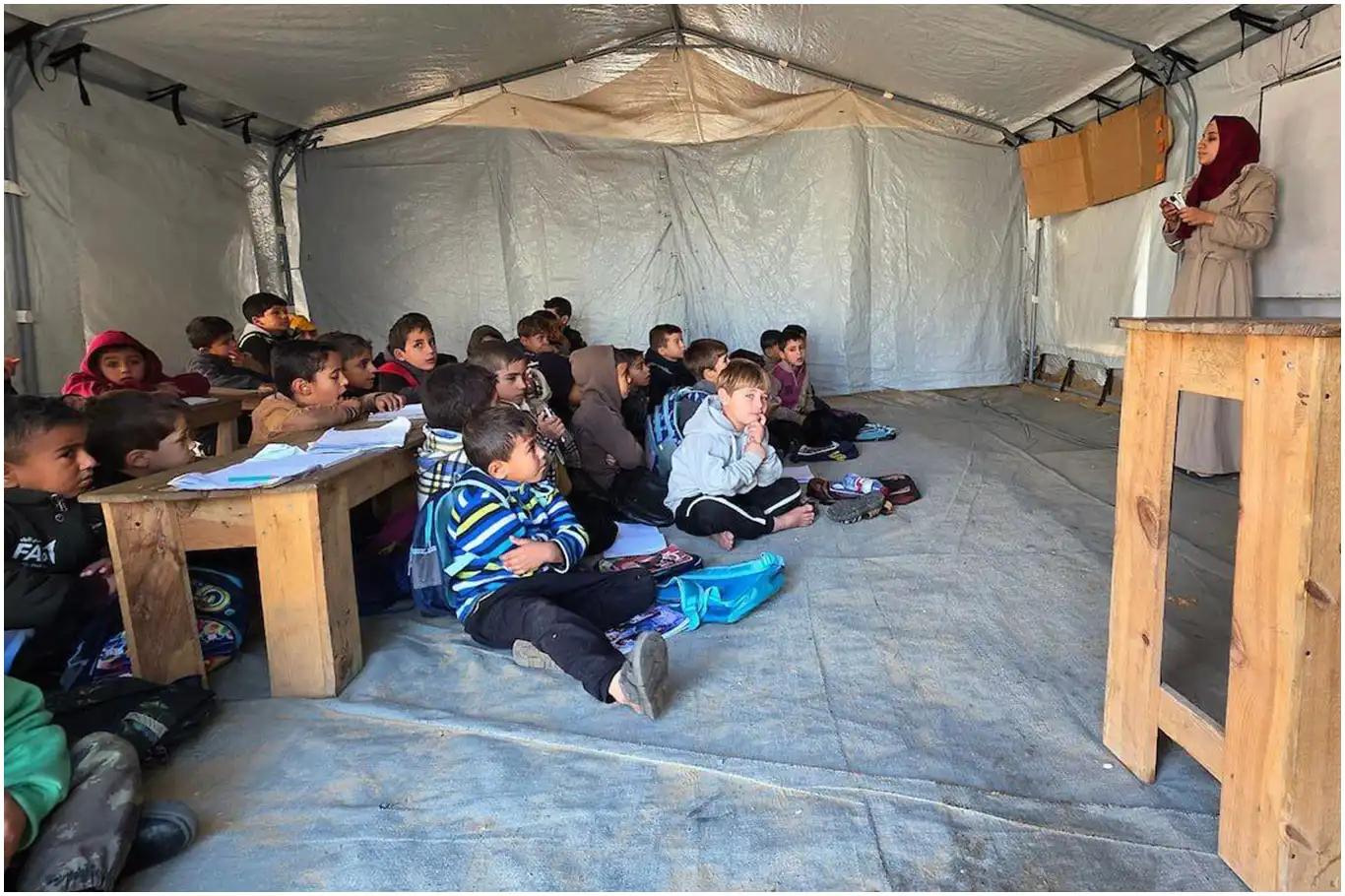 Gazze’de çocuklar çadırlarda eğitim görüyor