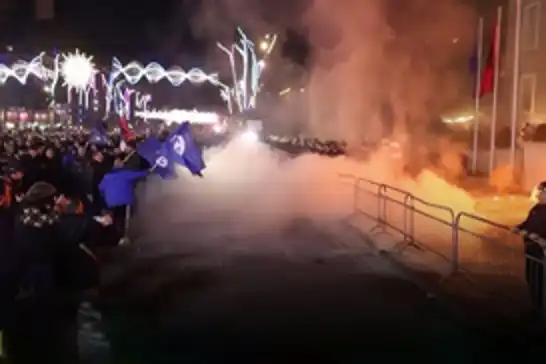 Arnavutluk'ta yolsuzluk protestolarında hükümetin istifasını talep ediyor 