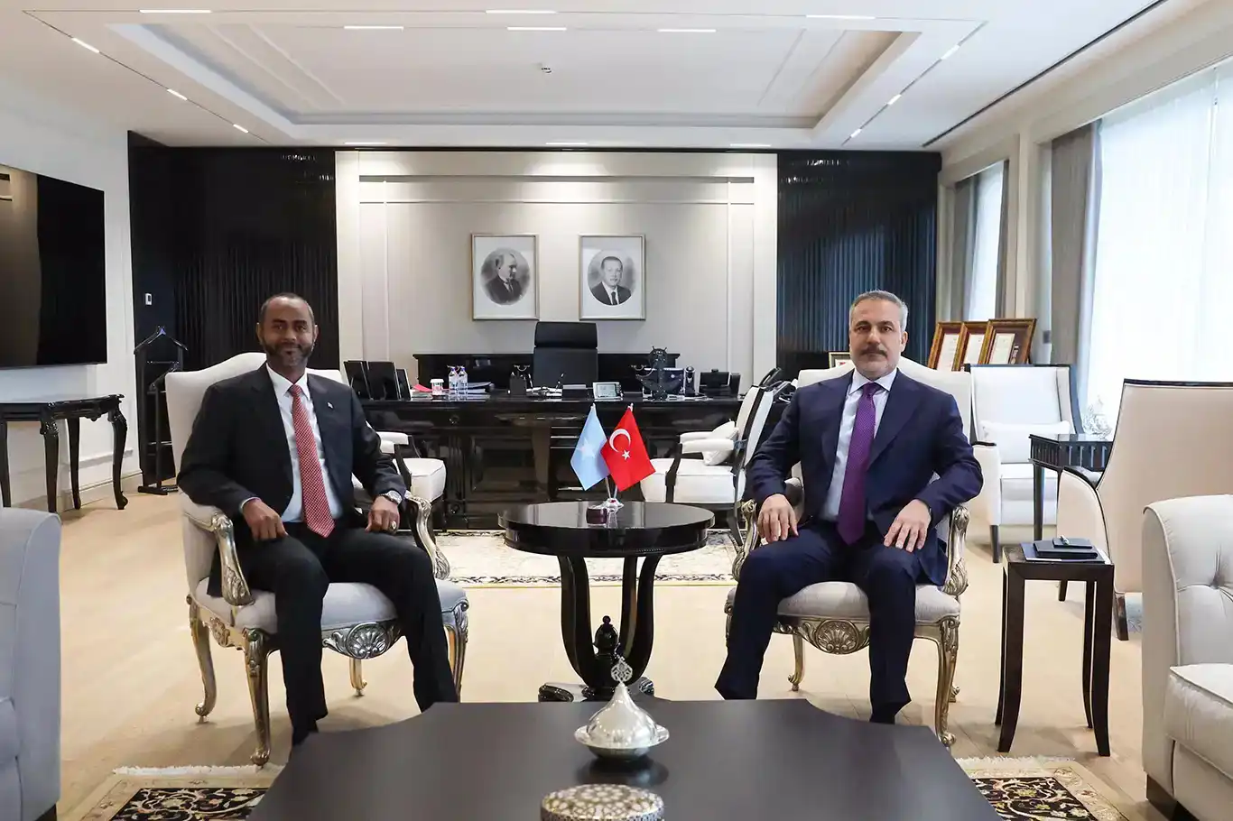 وزير الخارجية هاكان فيدان يلتقي وزيرًا صوماليًا