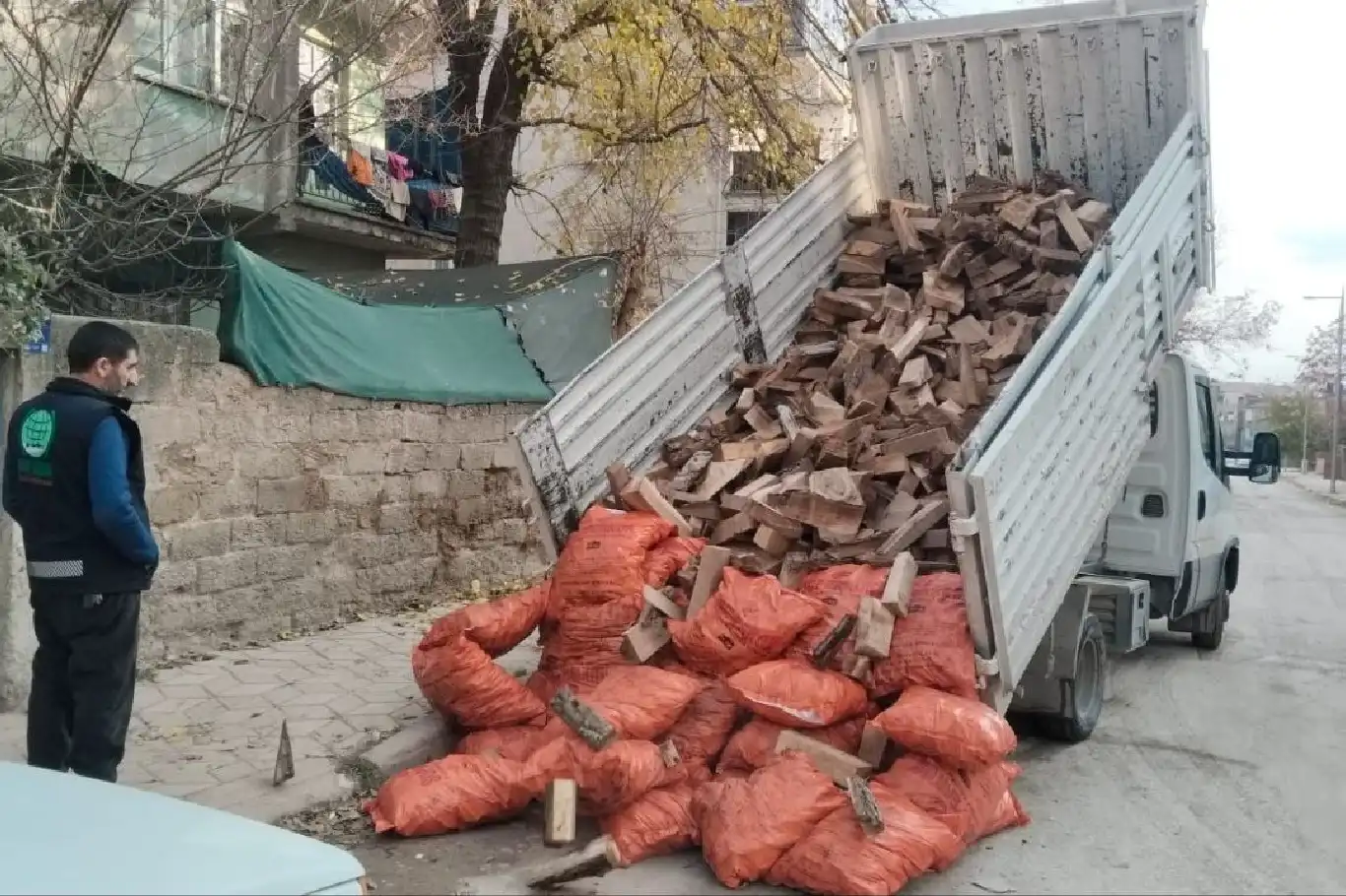 Elazığ Umut Kervanı’ndan muhtaç ailelere yakacak yardımı