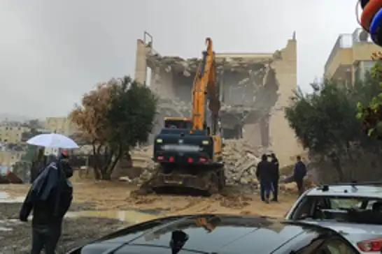 Siyonist işgalciler Kudüs'te iki evi daha yıktı