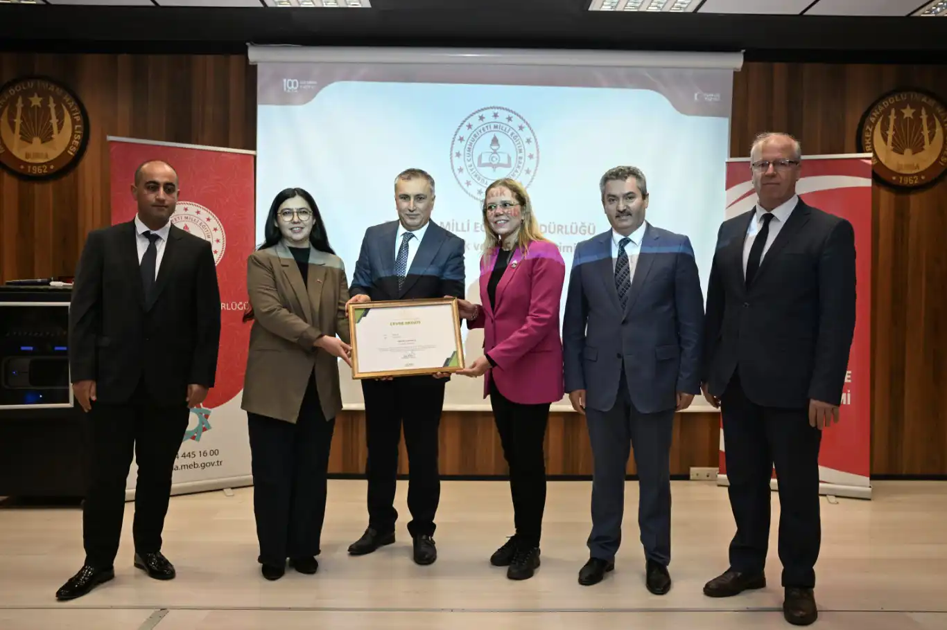 Sıfır atık yarışmasında Bursa birincisi olan okula "Çevre Beratı" ödülü