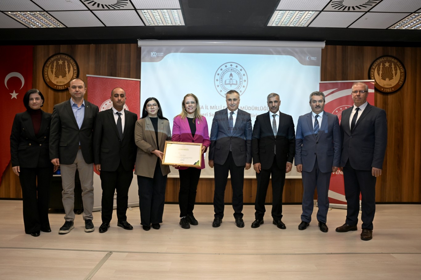 Sıfır atık yarışmasında Bursa birincisi olan okula "Çevre Beratı" ödülü