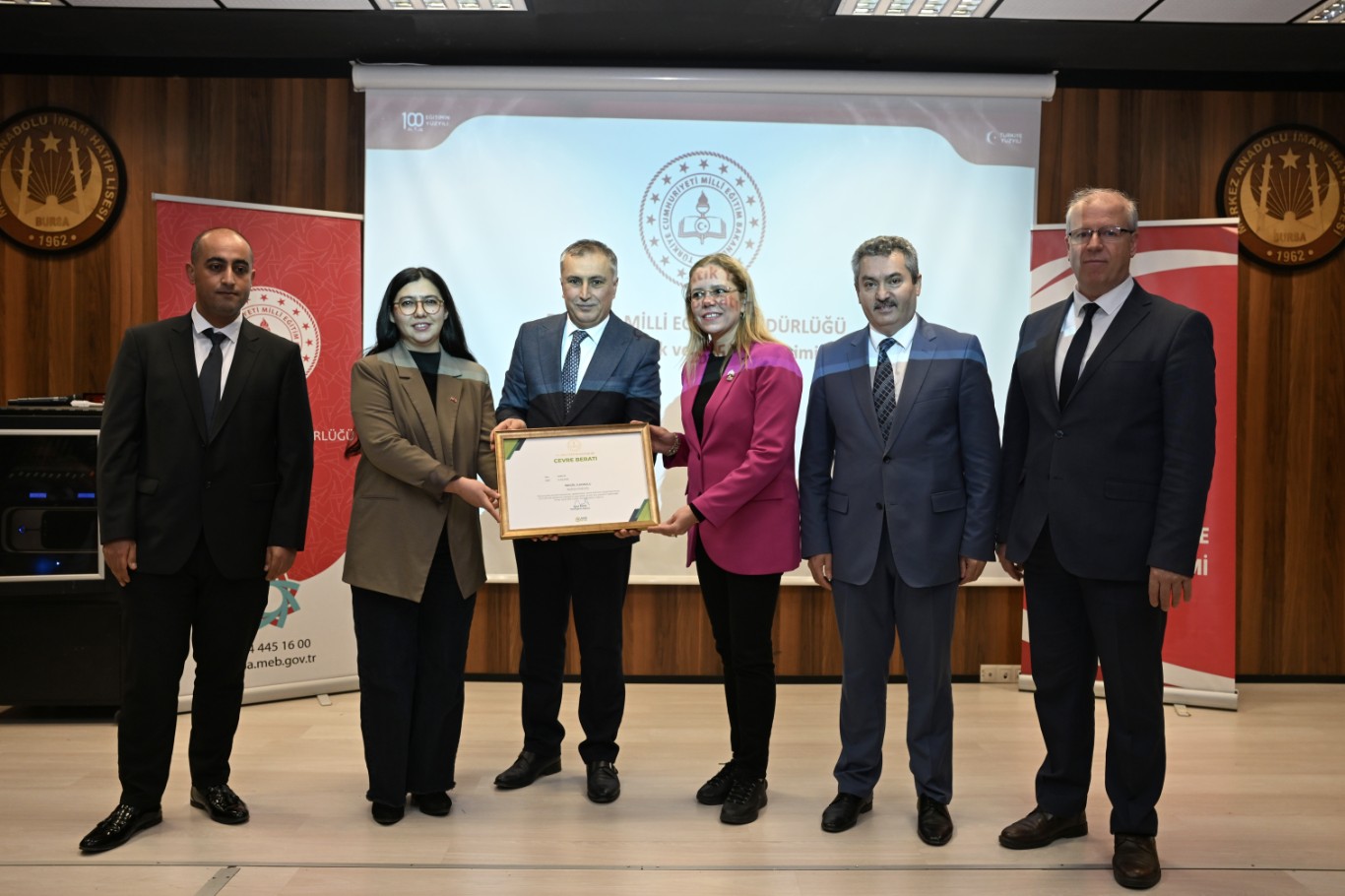 Sıfır atık yarışmasında Bursa birincisi olan okula "Çevre Beratı" ödülü