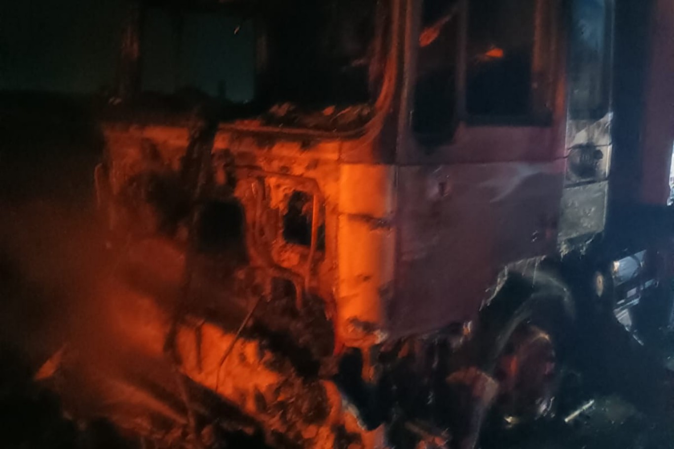 Mardin’de soğan yüklü tır seyir halindeyken alevlere teslim oldu 