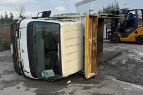 Konya'da kamyonet devrildi: Sürücü yaralandı
