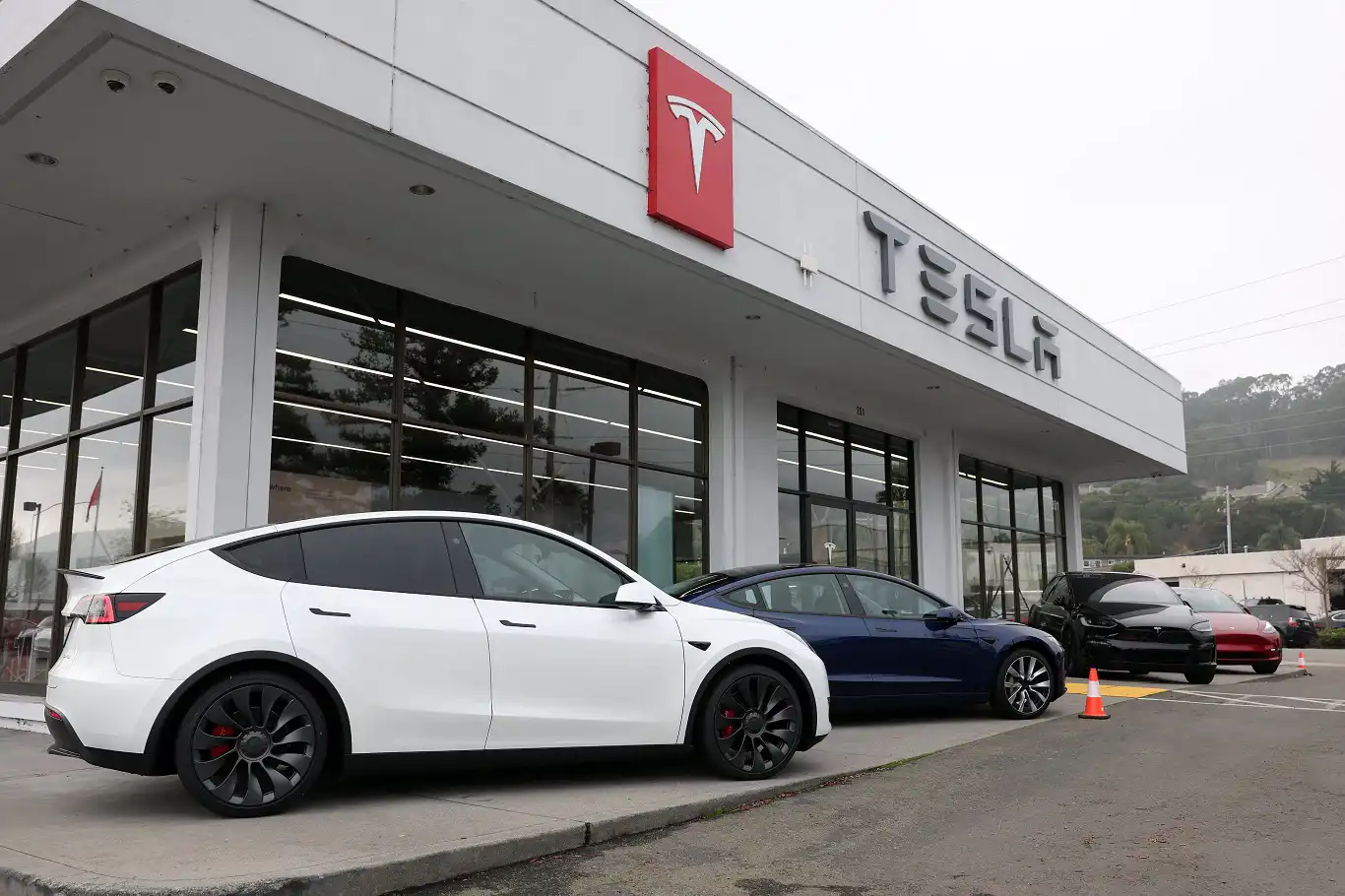 US auto safety agency launches investigation into Tesla Model 3 emergency door handles