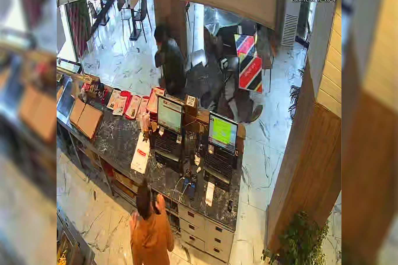 Malatya'da sürücüsünün direksiyon hâkimiyetini kaybettiği otomobil döner salonuna daldı