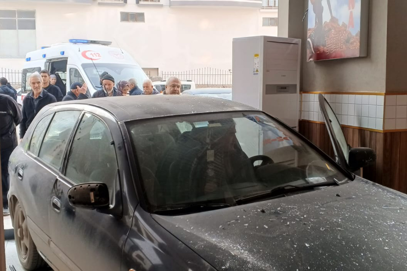 Malatya'da sürücüsünün direksiyon hâkimiyetini kaybettiği otomobil döner salonuna daldı