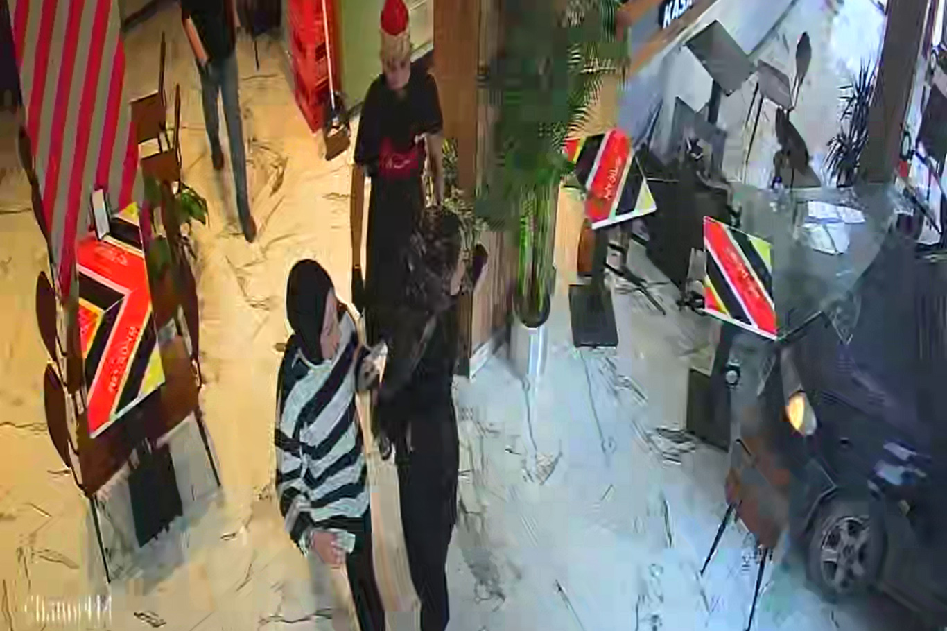 Malatya'da sürücüsünün direksiyon hâkimiyetini kaybettiği otomobil döner salonuna daldı