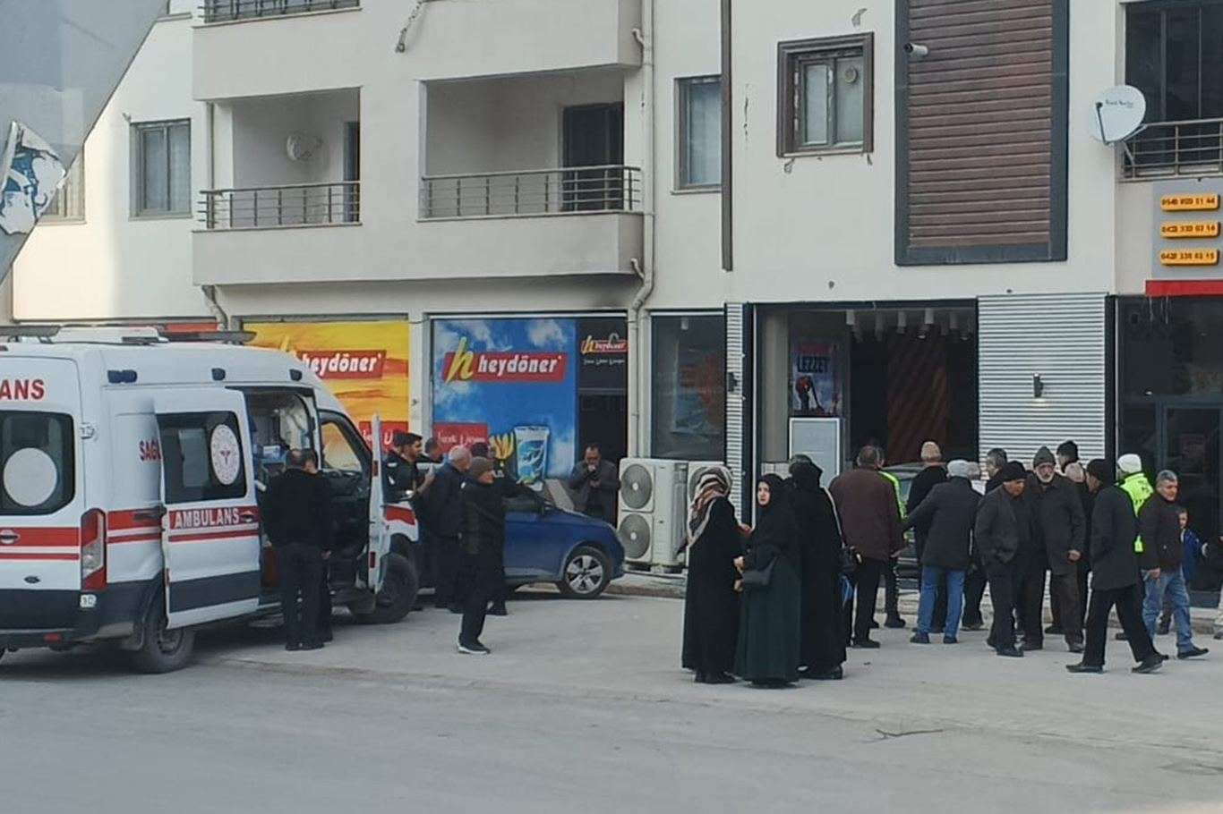 Malatya'da sürücüsünün direksiyon hâkimiyetini kaybettiği otomobil döner salonuna daldı