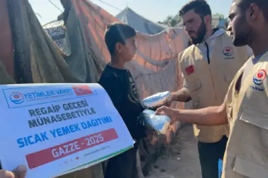 Yetimler Vakfı Regaip Kandili münasebetiyle Gazze'de sıcak yemek dağıttı