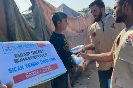 Yetimler Vakfı Regaip Kandili münasebetiyle Gazze'de sıcak yemek dağıttı