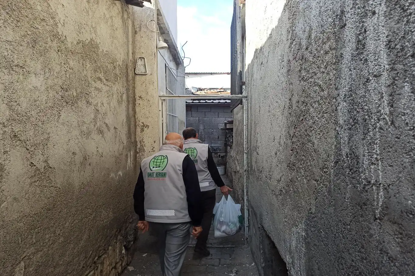 Umut Kervanı Hatay’da Regaib Kandili dolayısıyla gıda yardımında bulundu