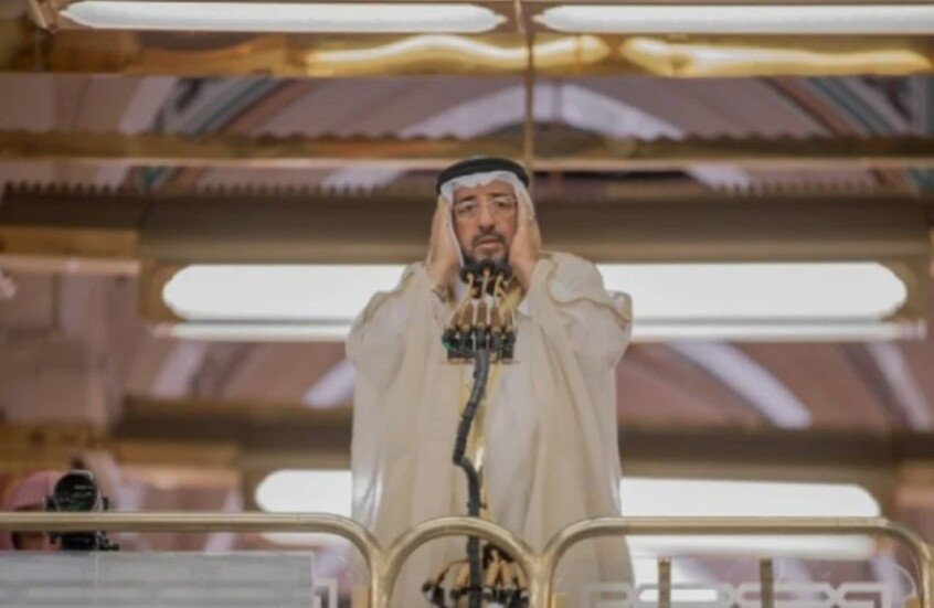 مؤذن الحرم النبوي يرفع الأذان على فراش الموت