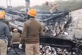 Hindistan'da kamyon ile yolcu otobüsü çarpıştı: 9 ölü, 21 yaralı