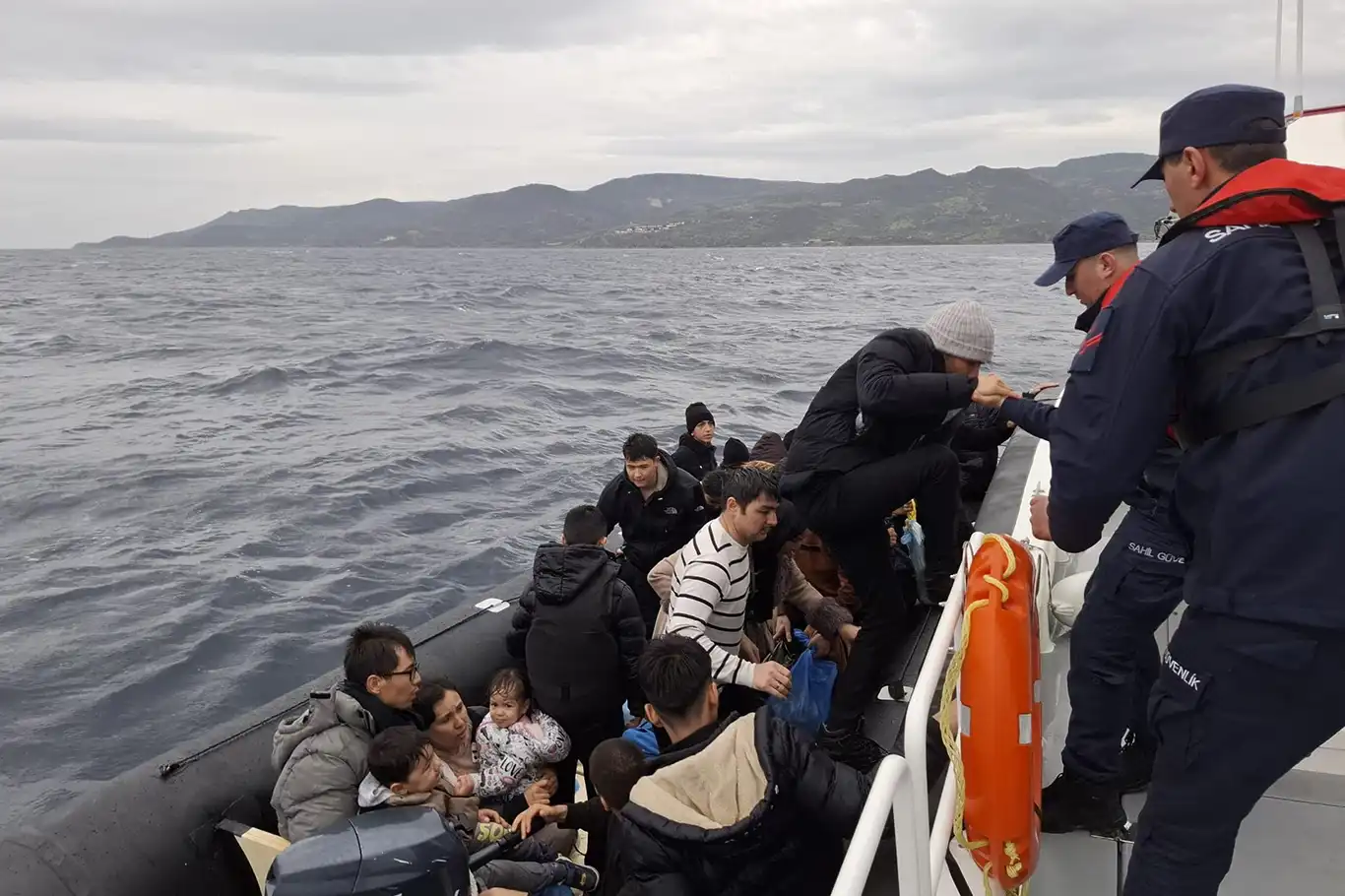 Çanakkale açıklarında 34 düzensiz göçmen yakalandı