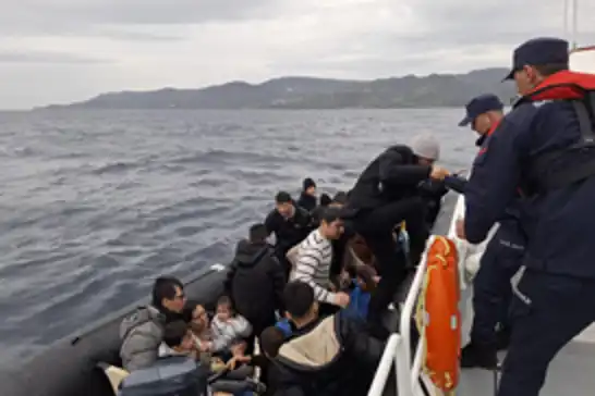 Çanakkale açıklarında 34 düzensiz göçmen yakalandı