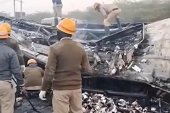 برخورد کامیون با اتوبوس مسافربری در هند؛ ۹ کشته و ۲۱ زخمی