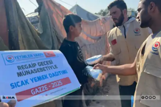 بنیاد یتیمان به مناسبت شب رغائب در غزه غذای گرم توزیع کرد