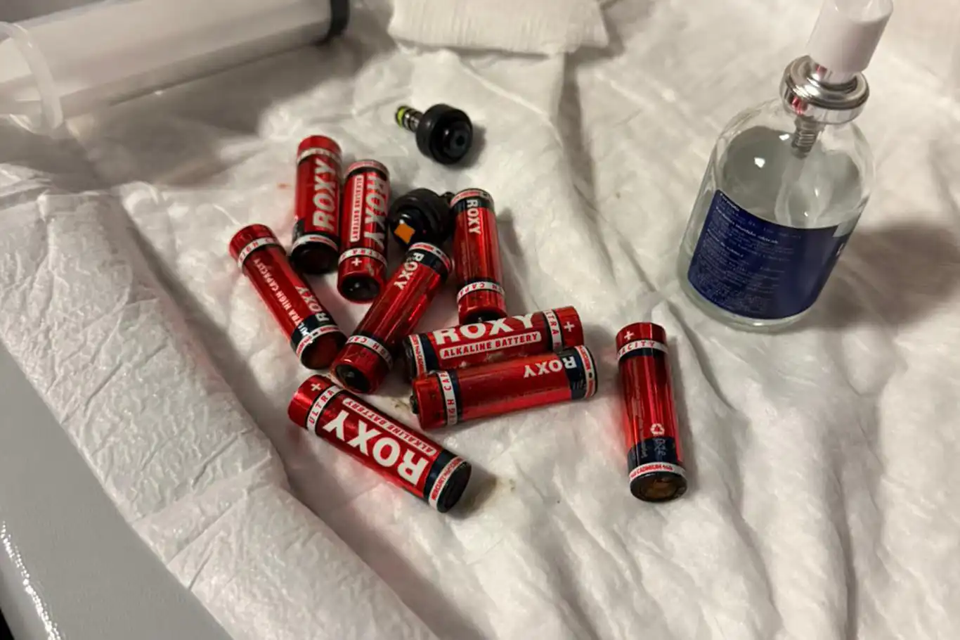 Bir kişi yuttuğu 9 kalem pil endoskopiyle çıkarıldı