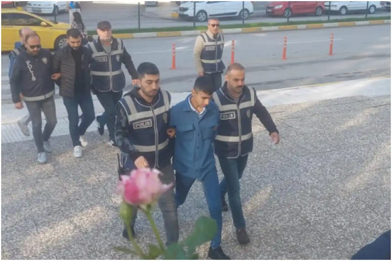 İzmir’de FETÖ operasyonu: 15 şüpheli gözaltında