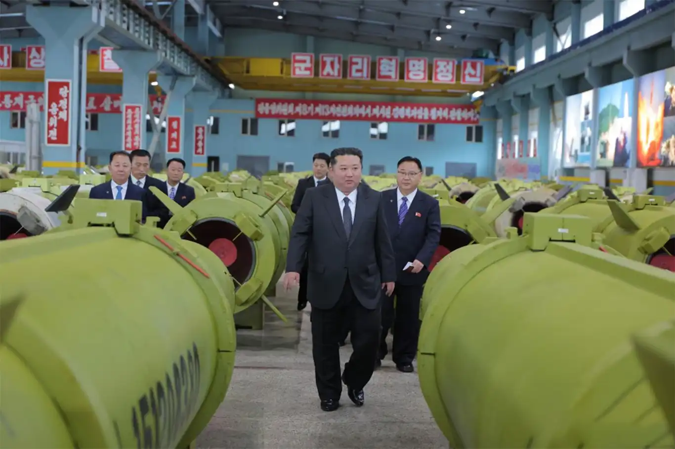 كيم يصدر توجيهات عسكرية جديدة: زيادة إنتاج الصواريخ وتوسيع الترسانات العسكرية