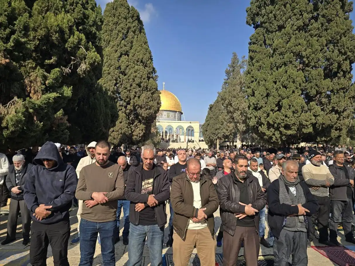 60 ألفًا يؤدون صلاة الجمعة في رحاب المسجد الأقصى