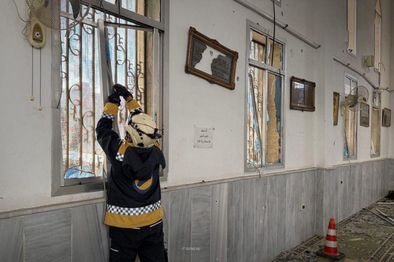 Suriye'de bir camide meydana gelen patlamada 6 kişi hayatını kaybetti, 21 kişi yaralandı