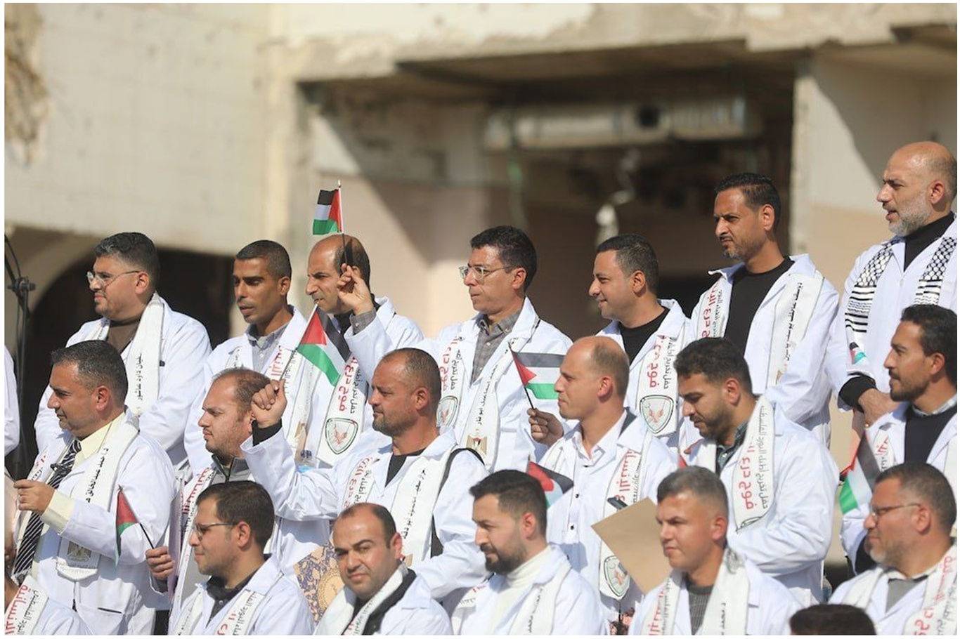 Enkazın ortasında mezuniyet: El-Şifa’da doktorlara diploma töreni