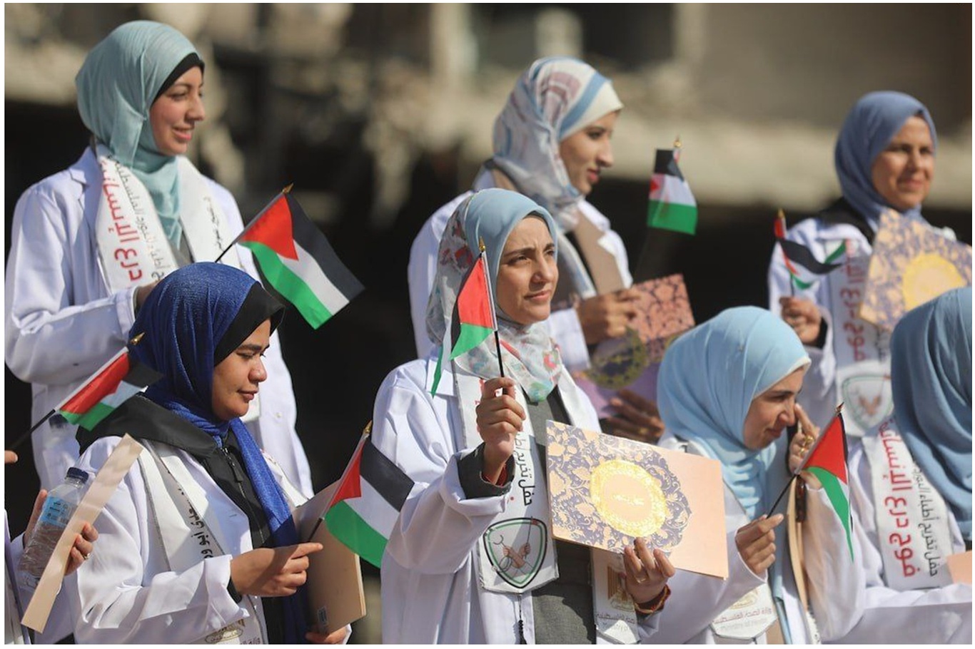 Enkazın ortasında mezuniyet: El-Şifa’da doktorlara diploma töreni