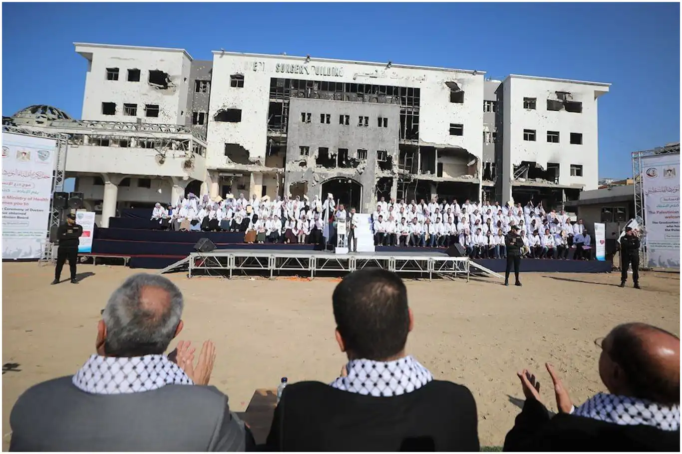 Enkazın ortasında mezuniyet: El-Şifa’da doktorlara diploma töreni