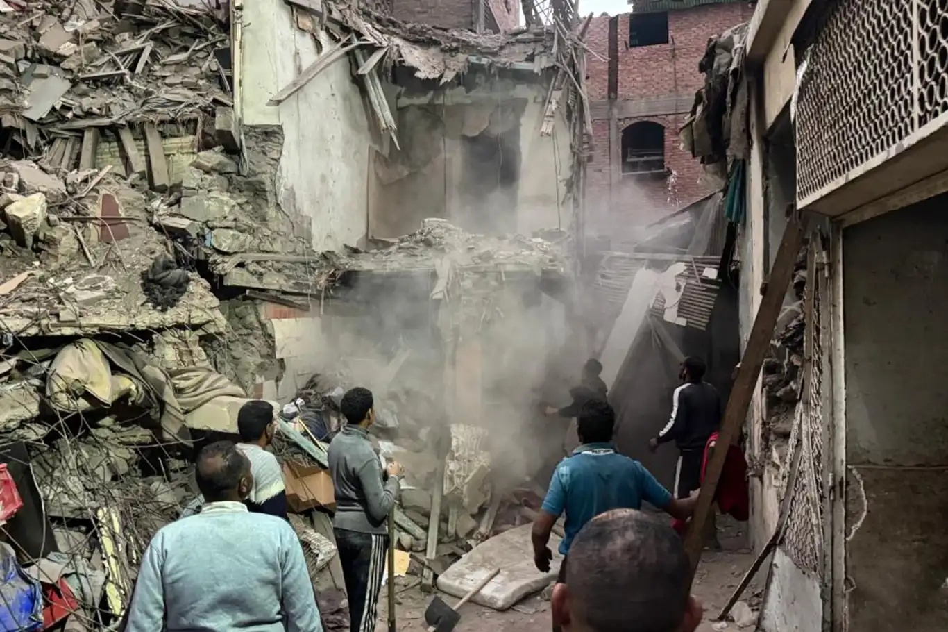 Mısır'da 5 katlı bina çöktü:  8 ölü