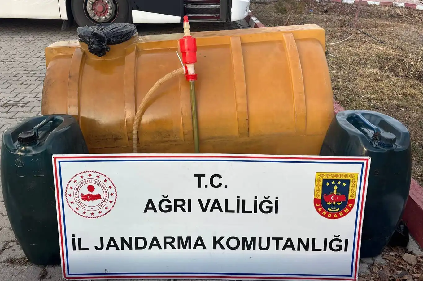 Ağrı’da yolcu otobüsünde yapılan aramada 245 litre kaçak akaryakıt ele geçirildi
