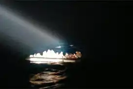 İzmir açıklarında sürüklenen lastik bottaki 37 göçmen kurtarıldı