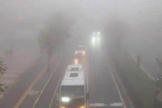 Mardin güne yoğun sisle uyandı: Görüş mesafesi 5 metreye kadar düştü