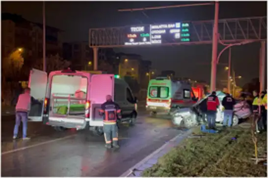 Trambüs direğine çarpan araçta bir kişi hayatını kaybetti