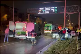 Trambüs direğine çarpan araçta bir kişi hayatını kaybetti